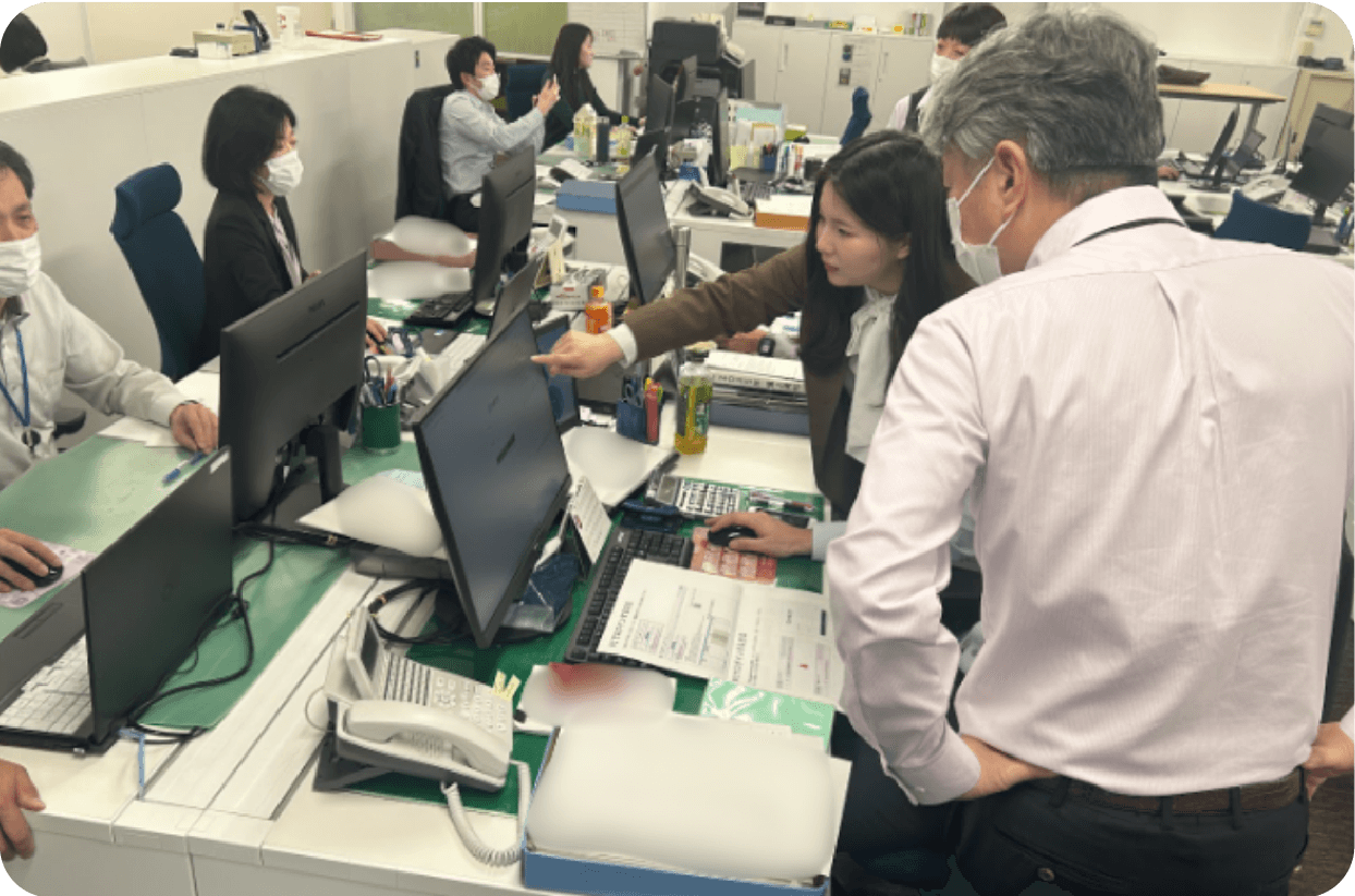 オフィスでの業務風景